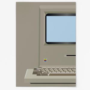 Peut inclure: Un ordinateur Apple beige vintage avec un écran bleu clair et un clavier. L'ordinateur a un logo Apple arc-en-ciel sur le devant.
