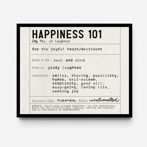 Könnte beinhalten: Ein schwarz-weißes druckbares Poster mit dem Text "HAPPINESS 101" und einer Liste von Zutaten für Glück, darunter Lächeln, Teilen, Positivität, Humor, Selbstwertgefühl, Einfachheit, guter Wille, Gelassenheit, Lebensfreude und die Suche nach Glück. Das Poster gibt auch an, dass das Verfallsdatum "nie" ist und Nachfüllungen "unbegrenzt" sind.