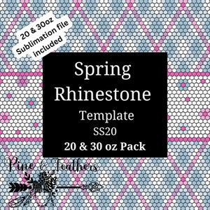 Könnte beinhalten: Eine Schwarzweißgrafik eines Kiefernbaums und Federn mit dem Text "Pine & Feathers" darunter. Ein schwarzes Rechteck mit weißem Text lautet "Spring Rhinestone Template SS20 20 & 30 oz Pack". Der Hintergrund ist ein Muster aus weißen Kreisen mit rosa und blauen Punkten.