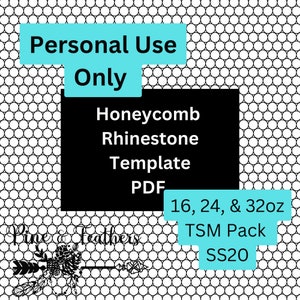 Könnte beinhalten: Schwarzweißes Bild einer Waben-Strass-Schablone im PDF-Format. Der Text "Personal Use Only" befindet sich in einem türkisfarbenen Feld oben im Bild. Der Text "Honeycomb Rhinestone Template PDF" befindet sich in einem schwarzen Feld in der Mitte des Bildes. Der Text "16, 24, & 32oz TSM Pack SS20" befindet sich in einem türkisfarbenen Feld unten im Bild. Der Text "Pine & Feathers" befindet sich in einem schwarzen Feld unten im Bild.