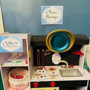 Personalisiertes Princess Boutique Dramatik Play Set, Custom Pretend Shop mit druckbaren Armbändern, Ringen und Edelstein zählenden Clipkartenrohlingen