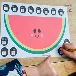 Könnte beinhalten: Ein druckbares Arbeitsblatt zum Thema Wassermelone mit Matheaufgaben für Kinder. Das Arbeitsblatt zeigt eine Wassermelone mit einem lächelnden Gesicht und Kreise mit Subtraktionsaufgaben. Die Aufgaben sind 20-1, 11-1, 9-1, 4-1, 6-1, 12-1, 14-1, 18-1, 19-1, 7-1, 5-1 und 15-1.
