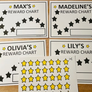 Può includere: Quattro tabelle di ricompensa stampabili con stelle nere e i nomi Max, Madeline, Olivia e Lily. È incluso un foglio di stelle gialle da utilizzare con le tabelle.