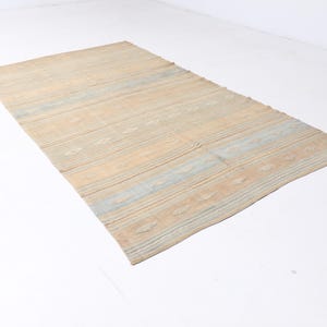 Groot zand- en hemelsblauw platgeweven vloerkleed - handgeweven wollen tapijt met vervaagde tribale diamantmotieven, maat 5'5" x 9'2" (metrische eenheid 166 x 280 cm)