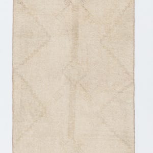 Alfombra minimalista vintage sutil, alfombra de lana anatolia descolorida. Tamaño: 3' 4" x 5' 7" (103 x 172 cm).