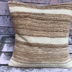 Poszewka na poduszkę z wełnianego kilimu w stylu vintage – brązowo-kremowa, ręcznie tkana poduszka w paski – rustykalny wystrój boho w stylu wiejskim