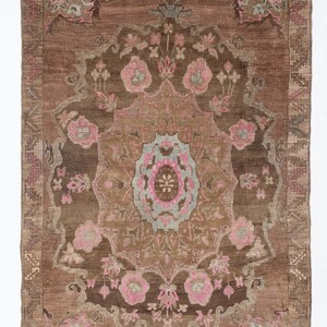 Beunruhigt Wabi-Sabi Dekor Niedriger Stapel Erbe-Reliquie 1985 Datiert Beschriftet Statement-Stück Größe 6'8 "by 11'10" (Metrische Einheit 204 mal 362 cm)