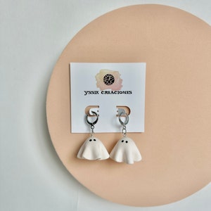 Orecchini pendenti a forma di fantasma di Halloween: spettrali fantasmi in fogli di argilla