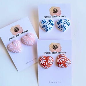 Orecchini a lobo in argilla Talavera rosa a forma di cuore, dipinti a mano, ispirati allo stile messicano.