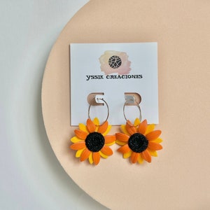 Pendientes de girasol, pendientes de arcilla polimérica con girasoles hechos a mano en dos tonos, pendientes de aro con flores de girasol, pendientes de primavera y verano.