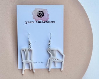 Sillas de plástico blanco.