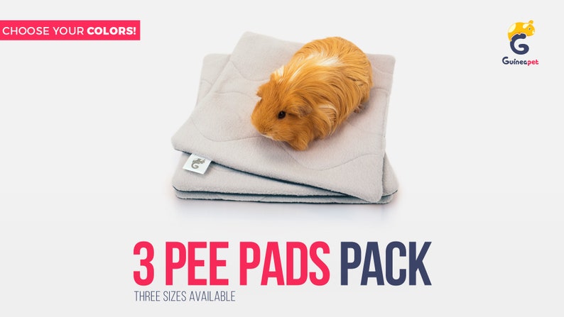 Pode incluir: Tr&ecirc;s tapetes absorventes cinzentos com uma cobaia deitada em cima. Os tapetes s&atilde;o feitos de um material macio e absorvente e s&atilde;o projetados para ajudar a manter as gaiolas limpas. O texto "3 PEE PADS PACK" e "THREE SIZES AVAILABLE" est&aacute; impresso abaixo dos tapetes.