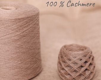 Hilo de encaje de cachemira italiano beige. Peso: 1400 m, 100 g. Madeja/cono.