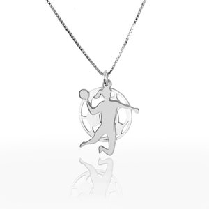Könnte beinhalten: Silberne Halskette mit einem Anhänger, der eine Silhouette einer Person zeigt, die Handball spielt. Der Anhänger ist kreisförmig mit einem ausgeschnittenen Design eines Handballs.