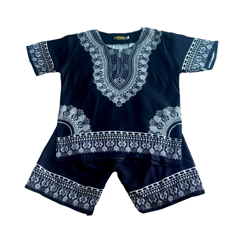 Puede incluir: Camiseta de manga corta con estampado negro y blanco y pantalones cortos a juego. La camiseta tiene cuello en V y un dise&ntilde;o geom&eacute;trico. Los pantalones cortos tienen cintura y un dise&ntilde;o geom&eacute;trico.