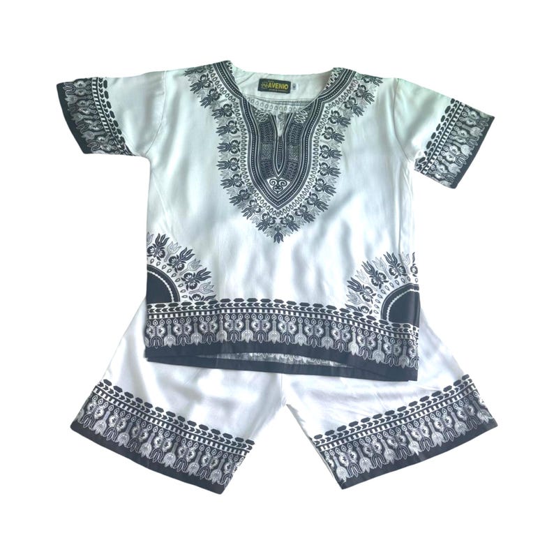 Puede incluir: Un conjunto de camisa de manga corta y pantalones cortos a juego con estampado blanco y negro. La camisa tiene cuello en V y un estampado geom&eacute;trico blanco y negro. Los pantalones cortos tienen un estampado geom&eacute;trico blanco y negro alrededor del dobladillo.