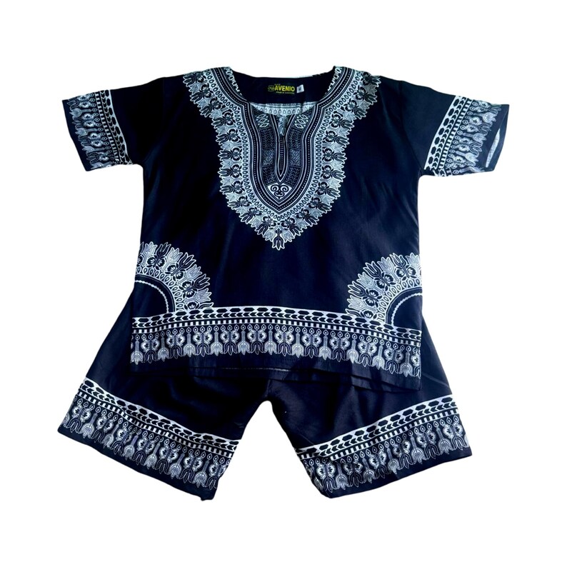 Puede incluir: Conjunto de camisa y pantalones cortos dashiki con estampado en blanco y negro. La camisa tiene cuello redondo y mangas cortas. Los pantalones cortos tienen cintura con cord&oacute;n.