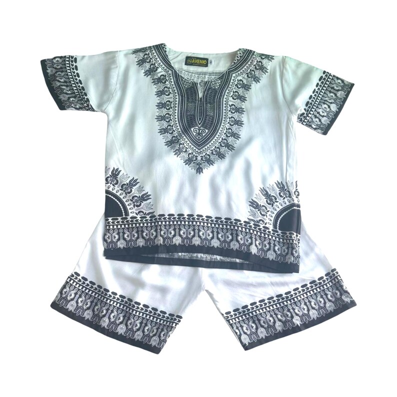 Puede incluir: Un conjunto de camisa de manga corta y pantalones cortos a juego con estampado blanco y negro. La camisa tiene cuello en V y un estampado geom&eacute;trico blanco y negro. Los pantalones cortos tienen un estampado geom&eacute;trico blanco y negro alrededor del dobladillo.