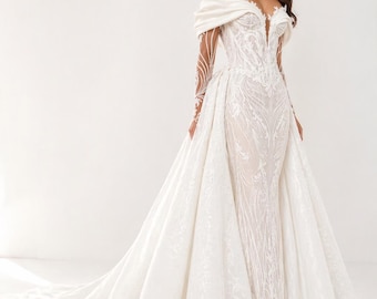 Vestido de novia de corte sirena con hombros descubiertos, encaje floral, cola desmontable, hecho a medida.