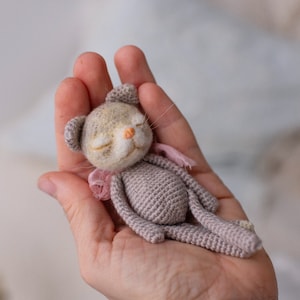 Miniatur Schlafende Katze: Gestrickte Miniatureidee aus Wollfilz für Blythe Doll