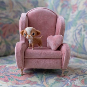 Blythe Miniature Felted Chihuahua Dog with Chair: 1/6 Scale Doll Accessory