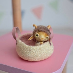 Ręcznie robiony filcowany lama w koszyku dla lalek Blythe i BJD, zwierzątka dla lalek, miniaturowe zwierzęta filcowane igłą, zabawki do domku dla lalek
