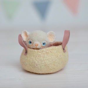 Filcowana mysz w koszyku dla lalki Blythe, zwierzaka Blythe, zabawnej małej miniaturowej zabawki, filcowanych zwierząt, zabawek do kolekcji prezentów dla domków dla lalek