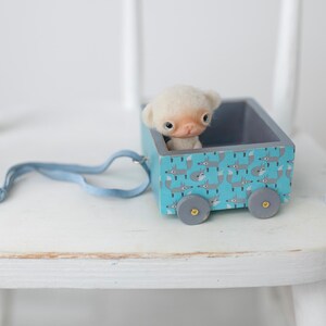 1/6スケールの動物木製カー、ミニチュア、犬、猫、その他のブライスペット用の手作りワゴン。ドールハウスの家具です。車のみで、おもちゃではありません。