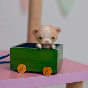 ブライスセット猫+カート、フェルト、カスタムブライス人形用のミニチュア友達、BJD人形コレクション猫、人形用木製車。思い出の猫の肖像画
