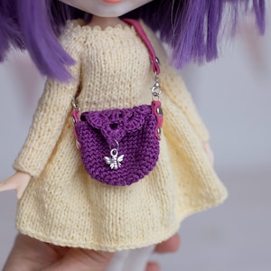 Mini Puppentasche gehäkelt mit Lederriemen – Blythe Doll Accessoire – Schultertasche für 1/6 Puppen – Abnehmbarer Riemen – Handgemachte Puppenmode