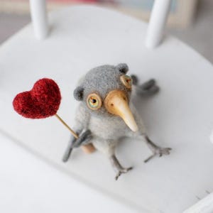 Crazy Bird - Poseable Needle Felted Crow with Heart – Gothic Bird Desk Decor – Blythe Doll Companion – Handmade Art Toy – Halloween gift