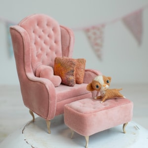 Miniature Pink Armchair and Ottoman Set for Blythe Doll | Dollhouse Furniture | 1:6 Scale Chair with felted Pillows | only chair, not dog
