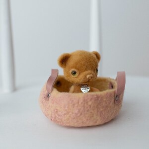 Filcowany miś w koszyku dla lalki Blythe, filcowany igłą, miniaturowy miś do kolekcji domków dla lalek, miś Blythe friends