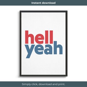 Op de afbeelding: Een printbaar wanddecoratiedesign met de tekst "hell yeah" in rode en blauwe letters.