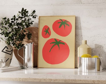 Op de afbeelding: Een ingelijst print met een beige achtergrond en een gestileerde illustratie van drie rode tomaten met groene stelen en bladeren.