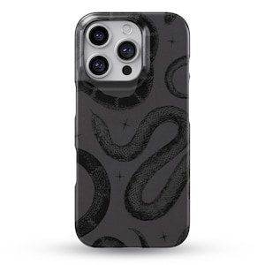 Könnte beinhalten: Eine dunkelgraue Smartphone-Hülle mit einem sich wiederholenden Muster aus schwarzen Schlangen und kleinen vierzackigen Sternen. Das Design bedeckt die gesamte Rückseite der Hülle, die oben links eine Aussparung für ein Triple-Kamerasystem hat.