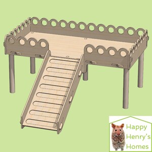 Puede incluir: Un h&aacute;bitat de h&aacute;mster de madera clara con una plataforma elevada y una rampa. La plataforma tiene un borde festoneado decorativo. El h&aacute;bitat est&aacute; elevado sobre cuatro patas cil&iacute;ndricas. El logotipo de Happy Henry's Homes est&aacute; en la esquina inferior derecha.