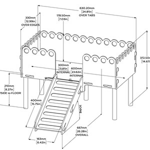Puede incluir: Un diagrama detallado de una estructura de juego de madera con un tobog&aacute;n. La estructura mide 667 mm de largo en total, 630,20 mm de ancho sobre las pesta&ntilde;as y 372,50 mm de alto. El tobog&aacute;n mide 400 mm de largo.