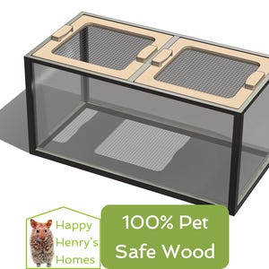 Puede incluir: Un recinto rectangular para mascotas con un cuerpo de acrílico transparente y una parte superior de madera con ventilación de malla. El marco es negro y la parte superior tiene dos secciones con asas de madera. El texto "100% Pet Safe Wood" se muestra sobre un fondo verde.