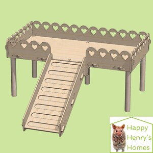 Puede incluir: Un h&aacute;bitat de h&aacute;mster de madera clara con una plataforma elevada, recortes en forma de coraz&oacute;n y una rampa. El h&aacute;bitat est&aacute; sostenido por cuatro patas cil&iacute;ndricas. El dise&ntilde;o incluye una rampa para facilitar el acceso a la plataforma.