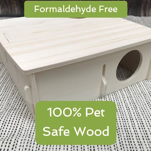 Op de afbeelding: Een houten huis voor huisdieren met een afneembaar deksel en een ronde opening. Het huis is gemaakt van 100% huisdiervriendelijk hout en is formaldehyde-vrij.