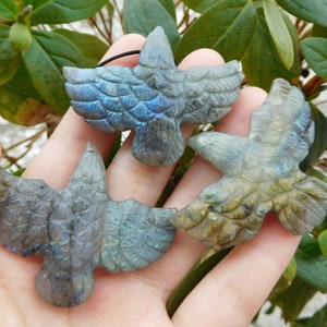 Carve gemstone eagle. labradorite hummingbird pendant. egale pendant. carve bird necklace. carved stone pendant. carved crystal. labradorite