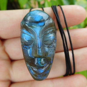 Edelstein Handwerk Alien Halskette. blaue Labradorit schnitzen Alien Charme. geschnitzte Alien-Anhänger. personalisiertes Geschenk. Schmuck für sie