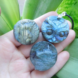 carve wolf head. labradorite wolf.  wolf necklace. wolf pendant. carve gemstone pendant. labradorite wolf pendant. crystal wolf pendant