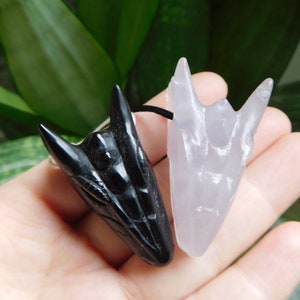 Kristall schnitzen Drachen Anhänger. Obsidian Engel Anhänger. Loch bohren. Drachen schnitzen Halskette. Edelstein schnitzen Tier. winziger Anhänger. Stein Anhänger