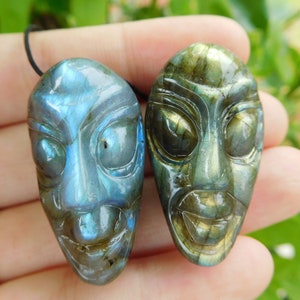 Handgefertigte Alien-Anhänger. geschnitzte Alien-Halskette. Labradorit Alien Charme. Alien-Schmuck. Labradorit Alien Schmuck. personalisiertes Geschenk