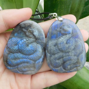 Carve pendant. carve stone jewelry. labradorite carve snake. snake pendant. christamas day gift. labradorite snake necklace. gift for her