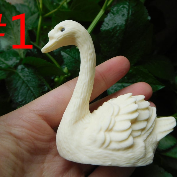 decorazione del cigno intagliato della noce tagua. pietra intagliare il pulcino carino. tagua nut intaglia la statuetta del cigno. simpatica figurina di pulcino. decorazione animale