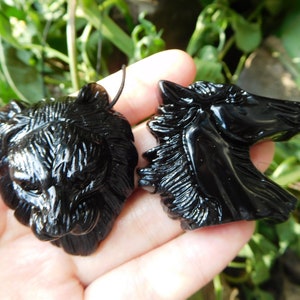 彫刻されたライオンのペンダント。クリスタルの動物の彫刻。ライオンのジュエリー。彫刻されたライオンのチャーム。黒曜石の馬の頭の彫刻。馬の工芸品。宝石のペンダントの彫刻