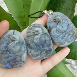 Carve pendant. carve stone jewelry. labradorite carve snake. snake pendant. christamas day gift. labradorite snake necklace. gift for her